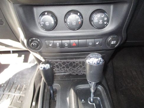 Used 2016 Jeep Wrangler Unlimited Rubicon w/ Max Tow Package AWD/4WD image 11