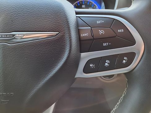 Used 2022 Chrysler Pacifica Touring-L image 7