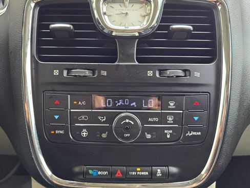 Used 2016 Chrysler Town & Country Limited FWD image 35