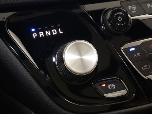 Used 2024 Chrysler Pacifica Pinnacle image 7