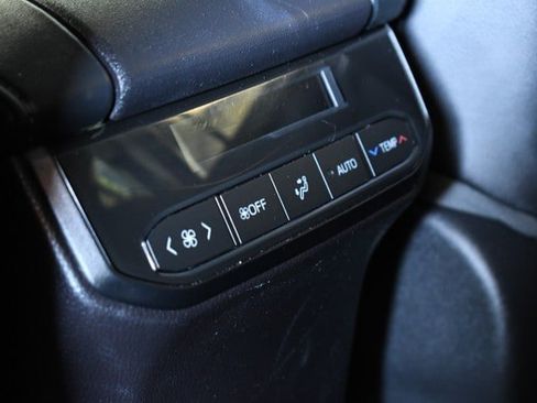 Used 2023 Toyota Highlander XLE AWD/4WD image 23