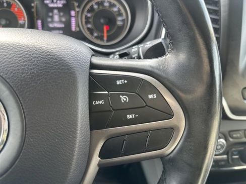 Used 2020 Jeep Cherokee Latitude Plus w/ Cold Weather Group AWD/4WD image 28