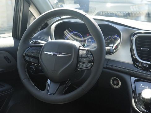 Used 2024 Chrysler Pacifica Limited w/ Uconnect Theater Family Group AWD/4WD image 26