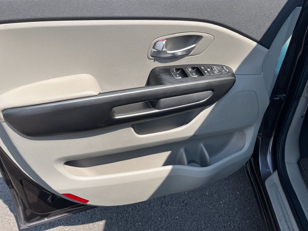 Used 2016 Kia Sedona LX w/ LX Convenience Package FWD image 11