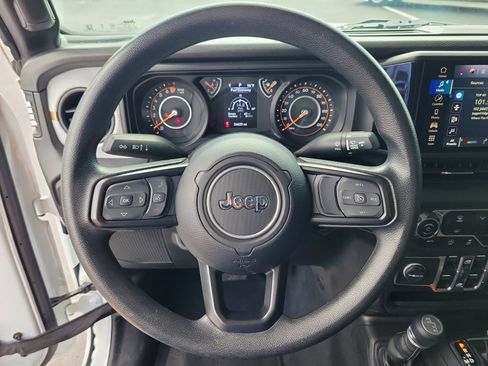Used 2025 Jeep Gladiator Sport AWD/4WD image 15