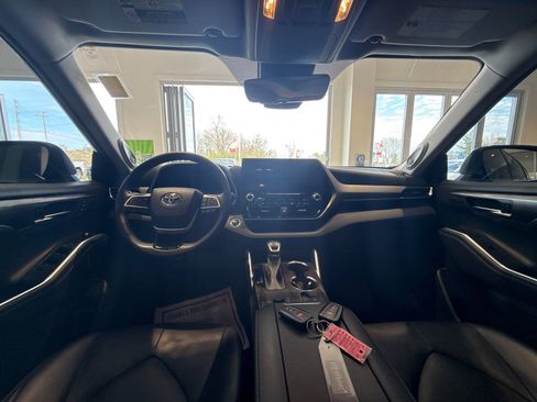 Used 2022 Toyota Highlander Limited image 13