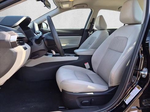 Used 2025 Nissan Altima 2.5 SV FWD image 15
