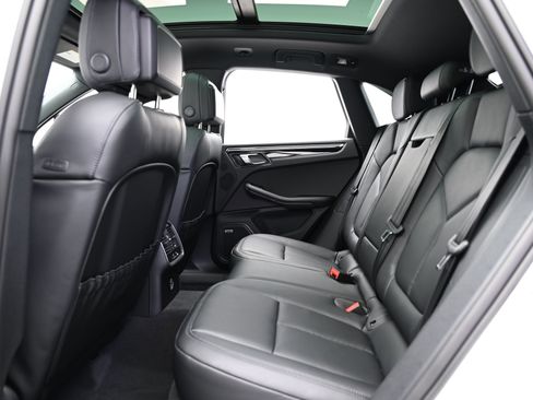 Used 2025 Porsche Macan image 32