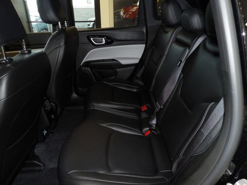 Used 2025 Jeep Compass Limited image 22