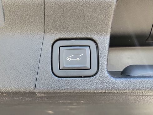 Used 2023 GMC Acadia SLE w/ Driver Convenience Package image 9