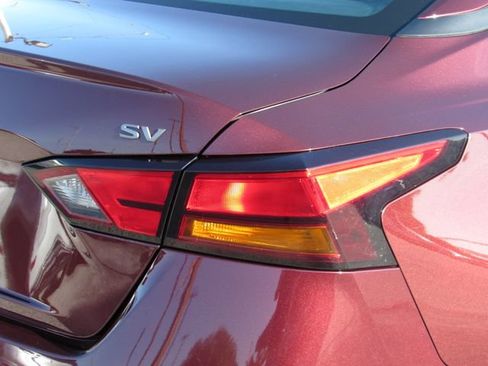 Used 2024 Nissan Altima 2.5 SV FWD image 11