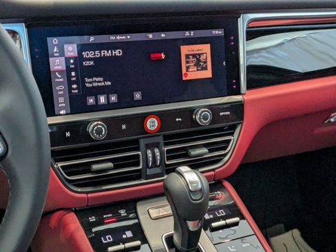 Certified 2025 Porsche Macan image 17