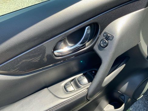 Used 2017 Nissan Rogue SV FWD image 20