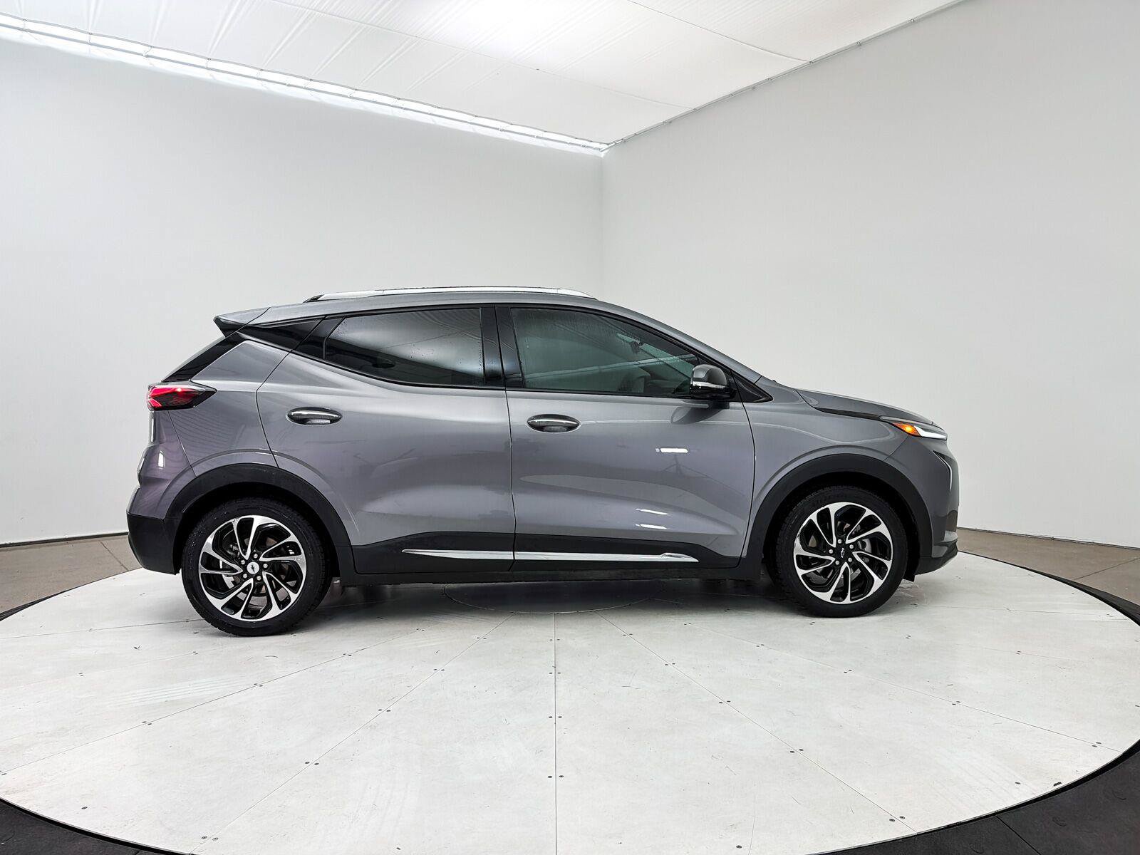 Used 2023 Chevrolet Bolt EUV Premier w/ Sun & Sound Package FWD image 32