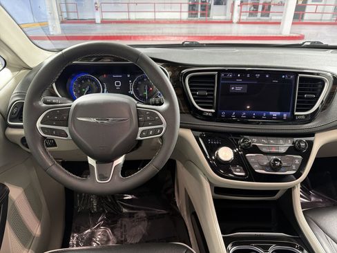 Used 2023 Chrysler Pacifica Limited image 16