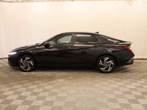 Used 2025 Hyundai Elantra SEL FWD image 2