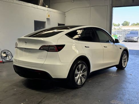 Used 2022 Tesla Model Y Long Range image 4