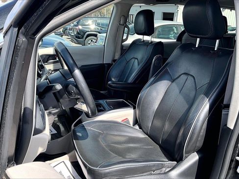 Used 2020 Chrysler Pacifica Limited image 21