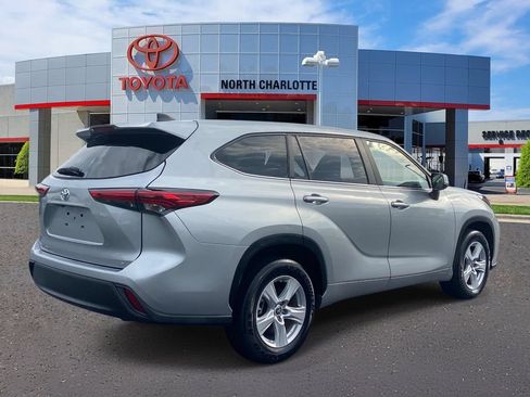 Used 2023 Toyota Highlander LE FWD image 8