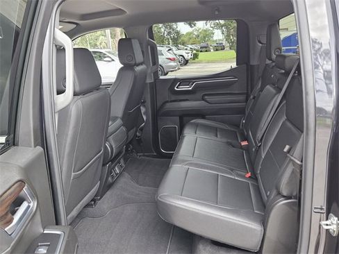 Used 2025 GMC Sierra 1500 SLT image 6