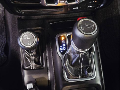 Used 2019 Jeep Wrangler Unlimited Sahara AWD/4WD image 30