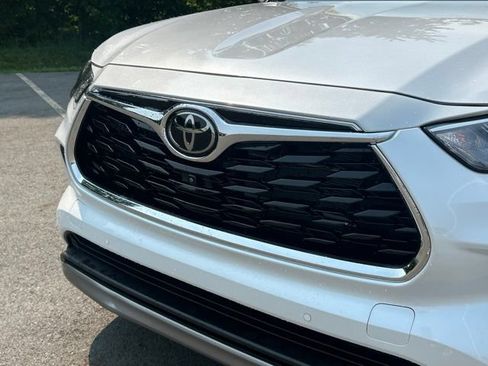 Certified 2025 Toyota Highlander Platinum AWD/4WD image 9