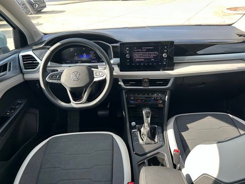 Certified 2025 Volkswagen Taos SE w/ Panoramic Sunroof Package FWD image 9