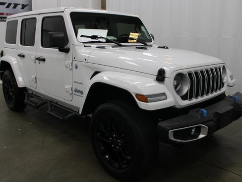 Used 2024 Jeep Wrangler Unlimited Sahara image 3