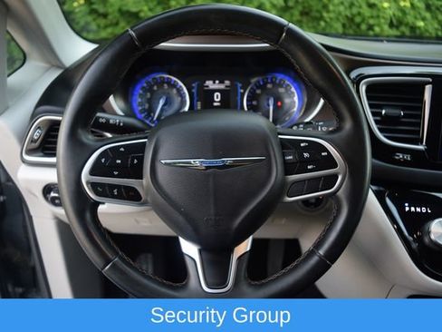 Used 2017 Chrysler Pacifica Touring-L FWD image 4
