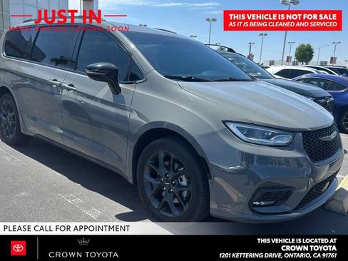Used 2023 Chrysler Pacifica Limited w/ S Appearance Package AWD/4WD image 2