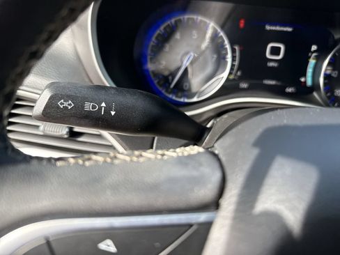 Used 2022 Chrysler Pacifica Touring-L FWD image 18