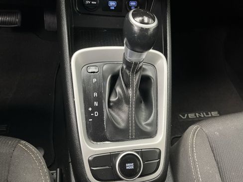 Used 2021 Hyundai Venue SEL image 19