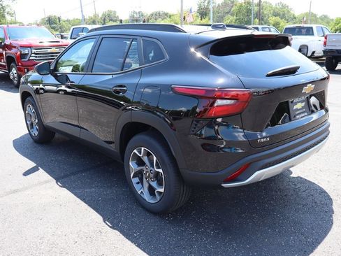 New 2026 Chevrolet Trax LT w/ LT Convenience Package FWD image 3