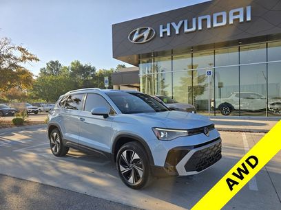Used 2025 Volkswagen Taos SE w/ Panoramic Sunroof Package