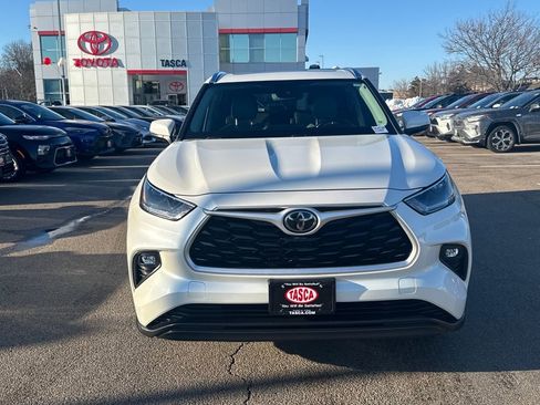 Used 2021 Toyota Highlander XLE image 2