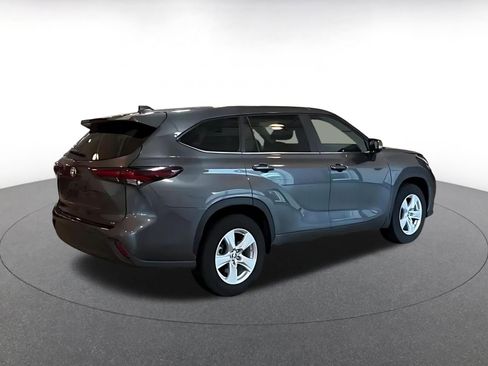 Used 2025 Toyota Highlander LE FWD image 11