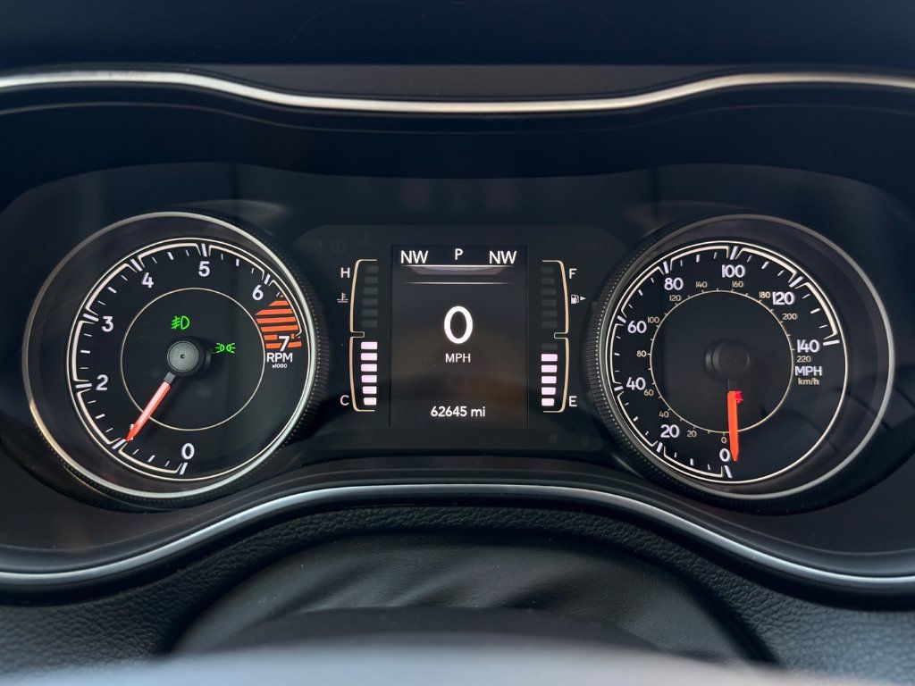 Used 2019 Jeep Cherokee Latitude w/ Popular Appearance Group FWD image 3