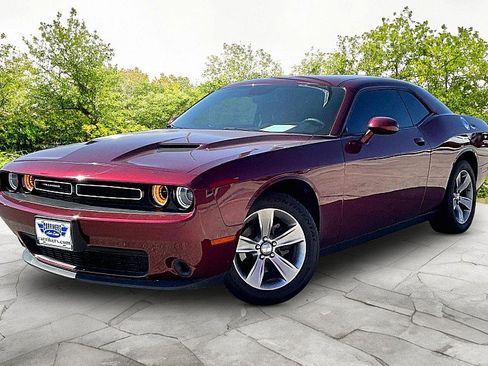 Used 2019 Dodge Challenger SXT image 1
