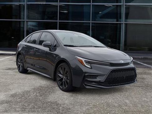 Used 2025 Toyota Corolla SE image 2