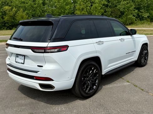 Used 2025 Jeep Grand Cherokee Summit AWD/4WD image 3