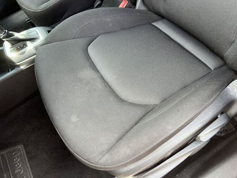 Used 2023 Jeep Renegade Latitude AWD/4WD image 8