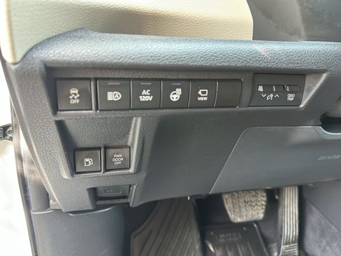 Used 2023 Toyota Sienna Platinum AWD/4WD image 17