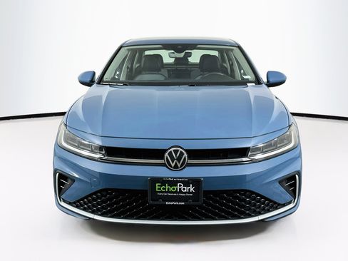Used 2025 Volkswagen Jetta SE FWD image 2