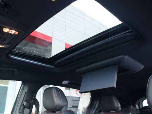 Used 2025 Toyota Sienna XSE image 3