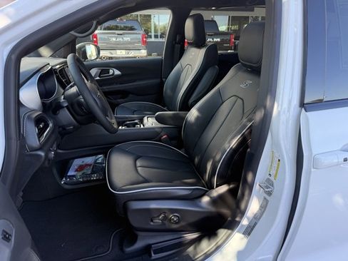 New 2026 Chrysler Pacifica Limited w/ S Appearance Package image 15