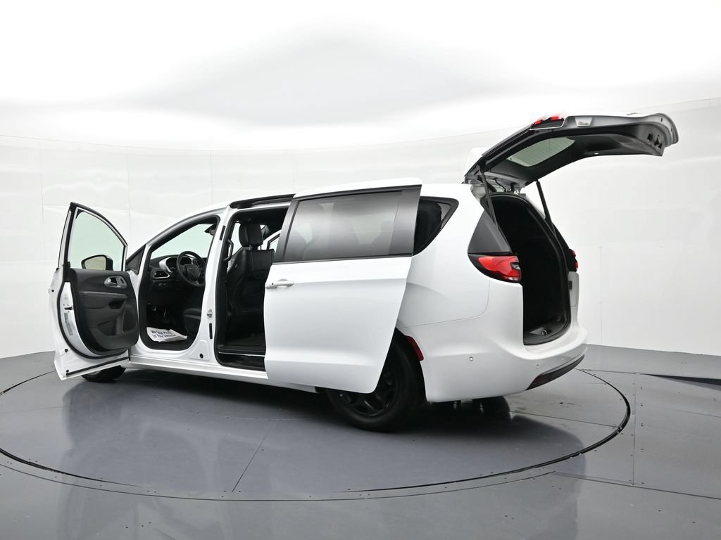 Used 2024 Chrysler Pacifica Limited FWD image 25