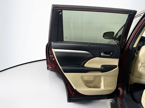 Used 2017 Toyota Highlander XLE FWD image 28