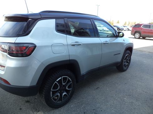 Used 2025 Jeep Compass Trailhawk w/ Trailhawk Elite Group AWD/4WD image 6