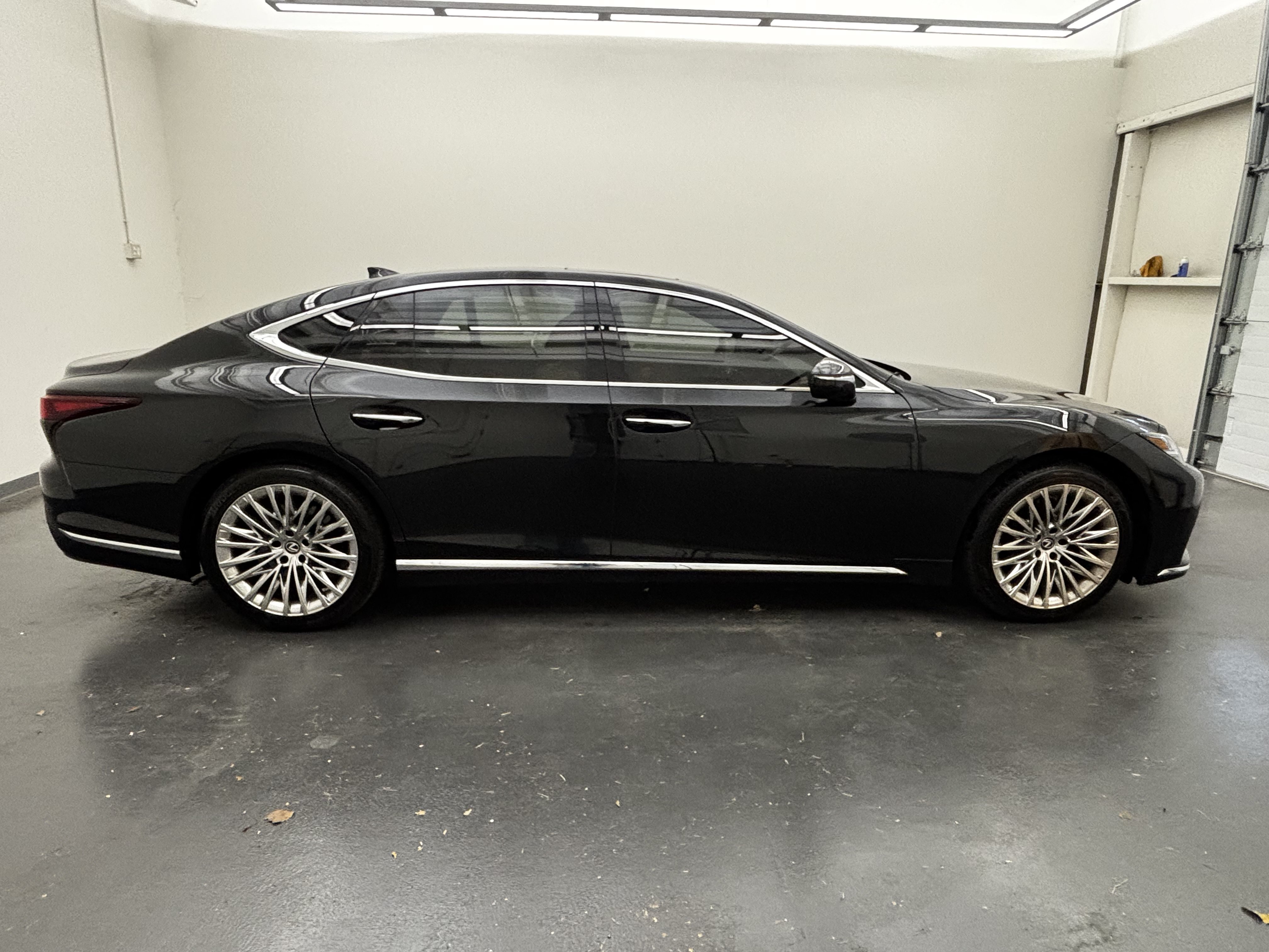 Used 2025 Lexus LS 500 w/ Accessory Package (Z1) RWD image 9