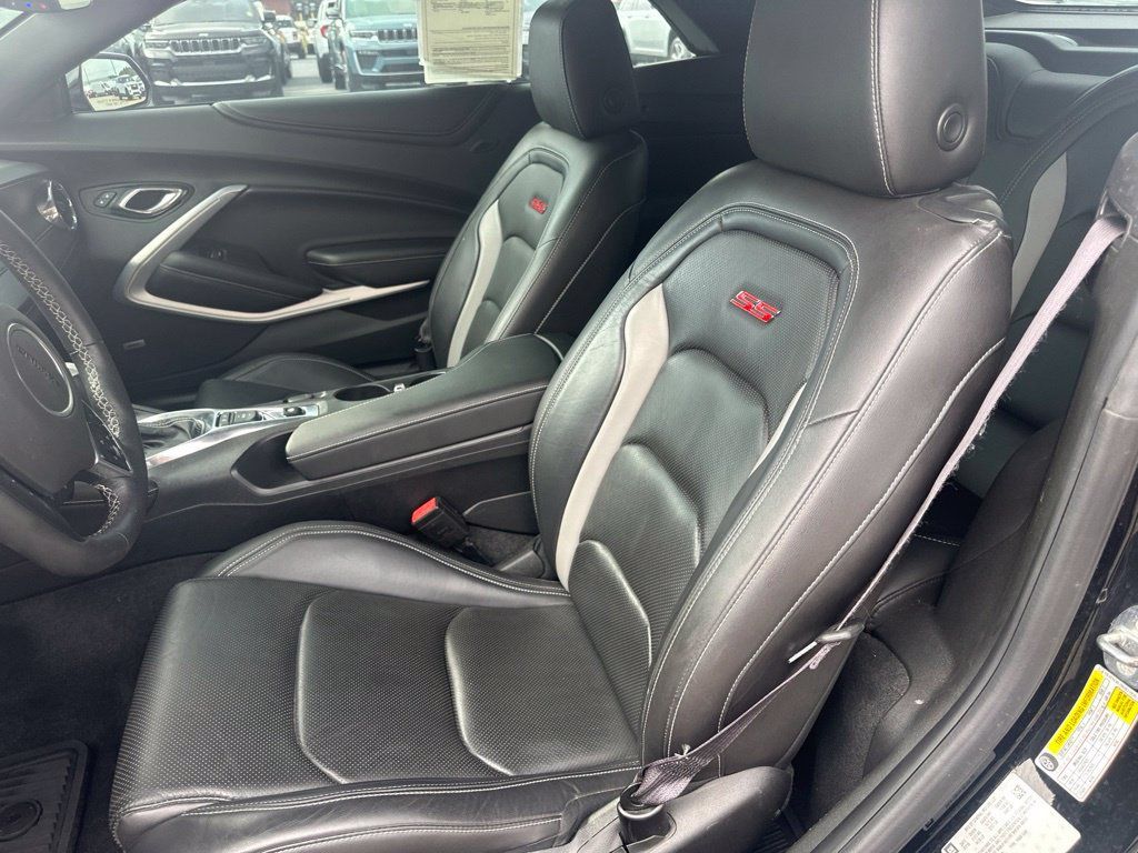 Used 2017 Chevrolet Camaro SS RWD image 11